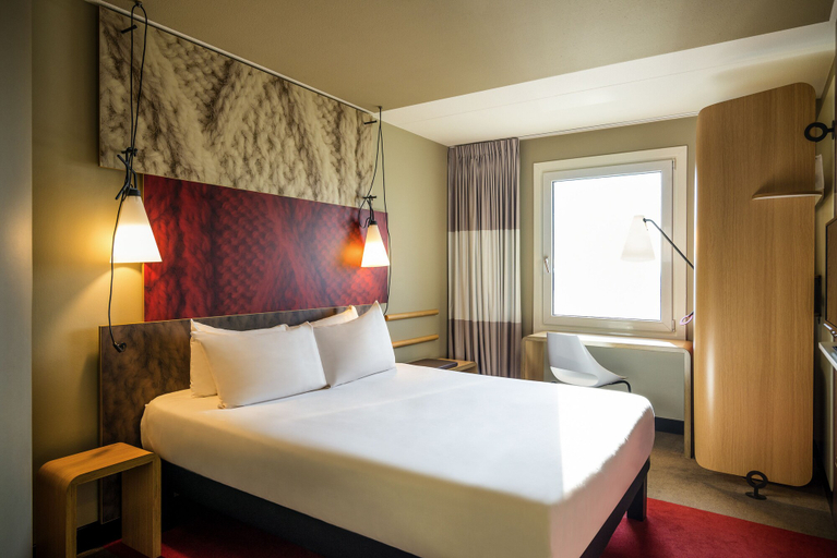 Bedroom 3, ibis London Docklands Canary Wharf, London