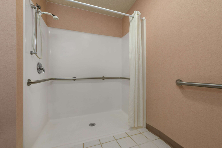 Bathroom 3, Super 8 by Wyndham Wakeeney, Trego