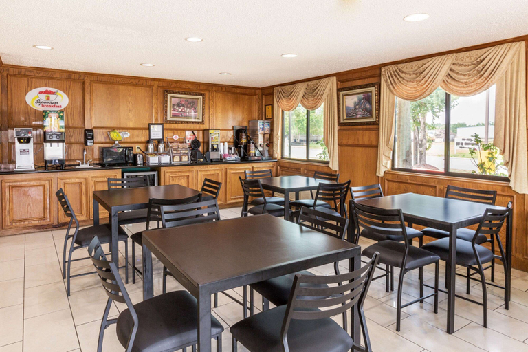 Food & Drinks 5, Super 8 by Wyndham League City, Galveston