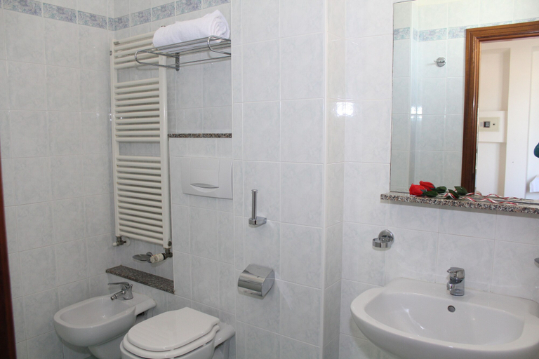 Bathroom 3, Hotel Caesar, Rimini
