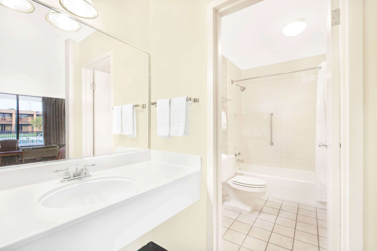 Bathroom 4, Baymont Paris, Lamar