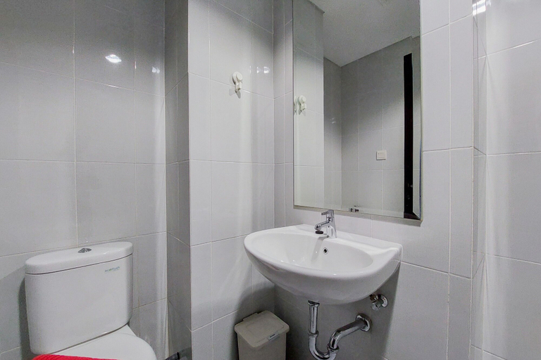 Bathroom 3, Comfy 1BR Apartment at Casa De Parco, Tangerang