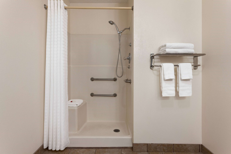 Bathroom 4, Baymont by Wyndham Hutchinson, Reno
