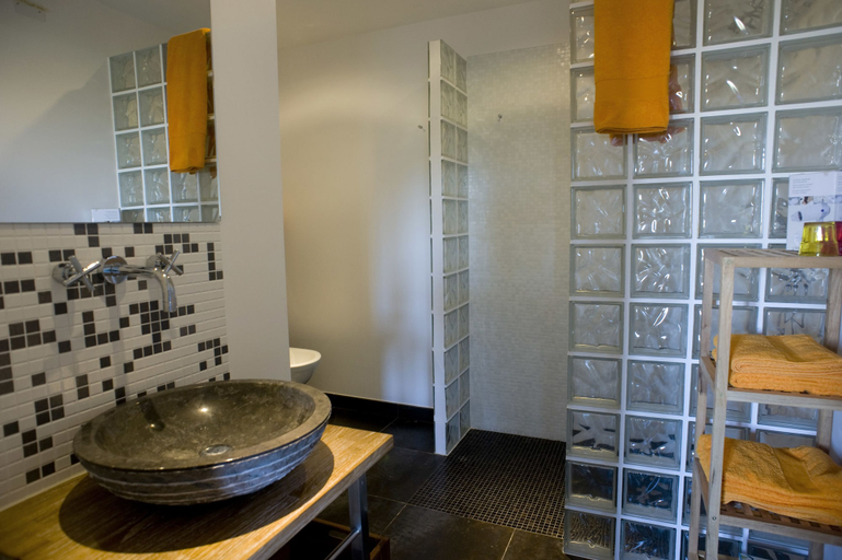 Bathroom 3, La Vita Nuova, Ancona