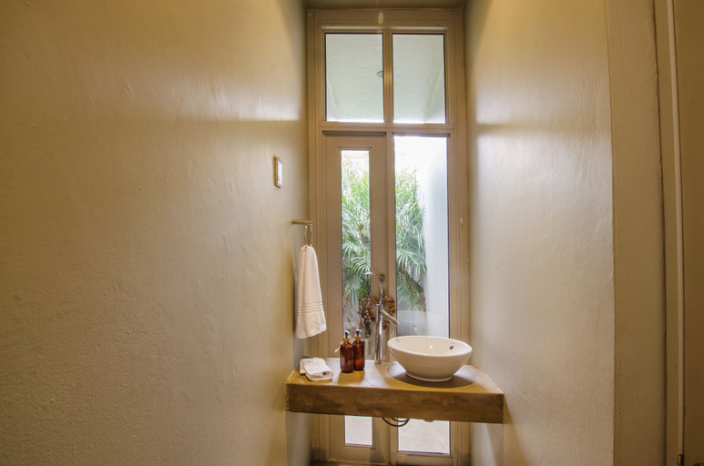 Bathroom 5, 10 Elf Beach House, Eden
