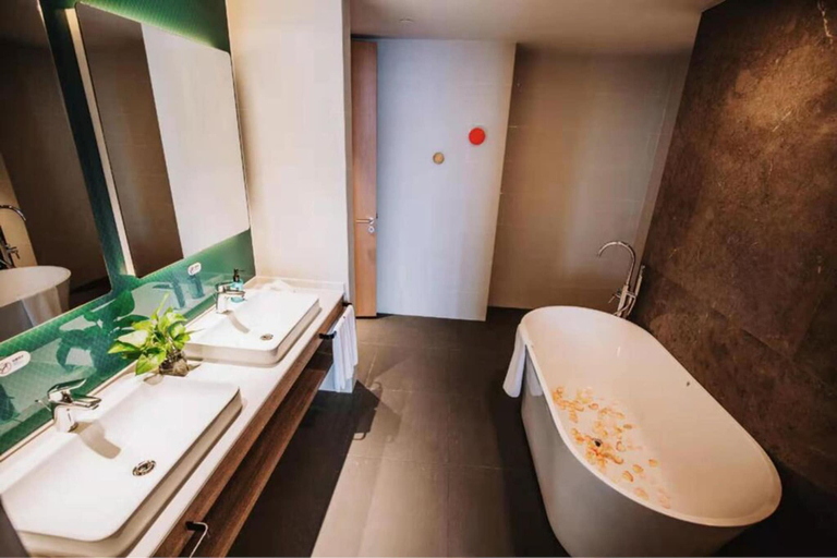 Bathroom 3, Holiday Inn Express NINGBO FENGHUA by IHG, Ningbo