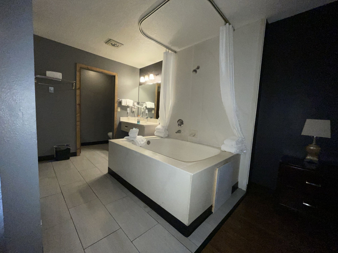 Bathroom 5, Sunnyside Inn & Suites, Clackamas