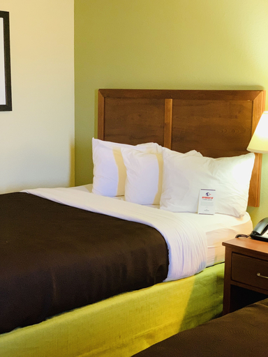 Bedroom 4, AmericInn by Wyndham Kewanee, Henry