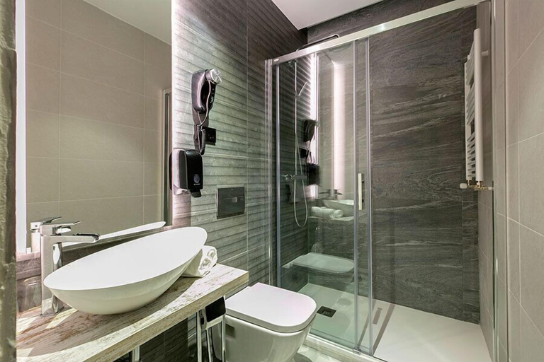 Bathroom 5, Hostal Antón Martín, Madrid