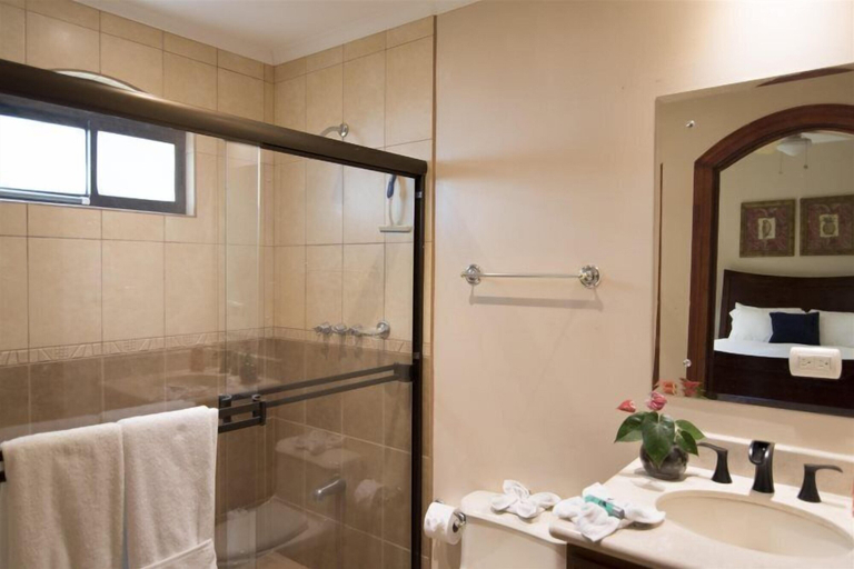 Bathroom 3, Mariners Point - C1, Carrillo