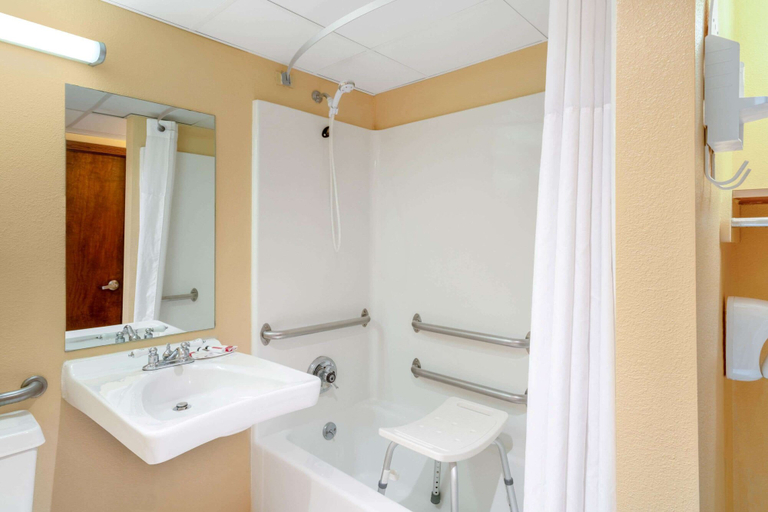 Bathroom 4, Days Inn by Wyndham Scranton PA, Lackawanna