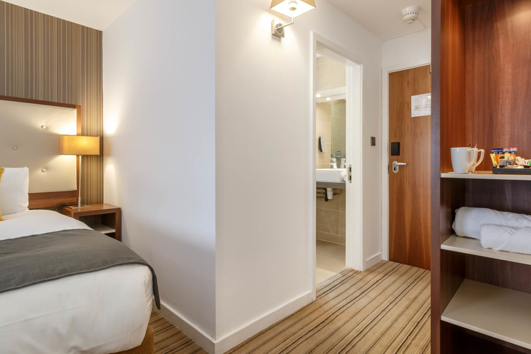 Bedroom 2, Garner Hotel Preston Samlesbury by IHG, Lancashire