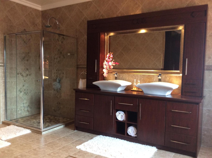 Bathroom 4, Sunset Manor Guest House, Dr Kenneth Kaunda