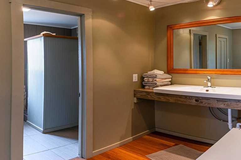 Bathroom 4, Hopyard View Farm - A Farm Experience in Ashland, Jackson