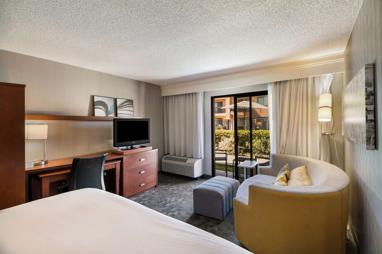 Bedroom 3, Sonesta Select Huntington Beach Fountain Valley, Orange
