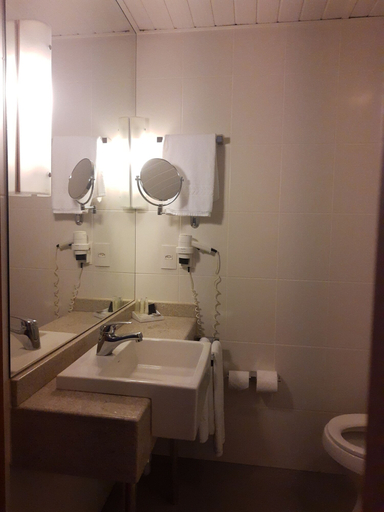 Bathroom 5, Novotel Porto Alegre Airport, Porto Alegre