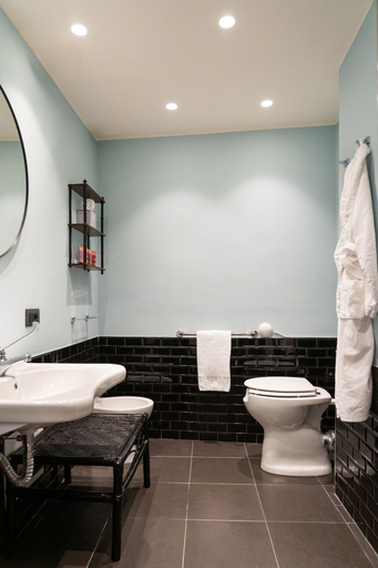 Bathroom 5, Q92 Noto, Syracuse
