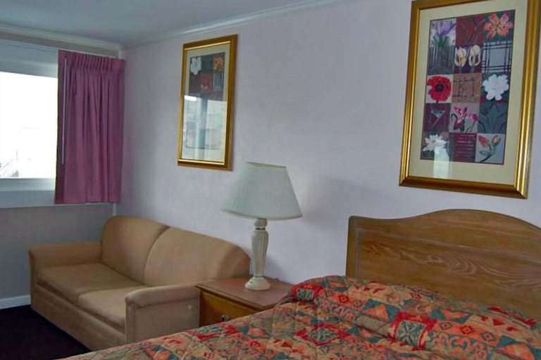 Bedroom 2, Sea Breeze Inn, Worcester