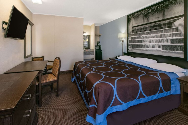 Bedroom 2, Super 8 by Wyndham Lubbock Civic Center North, Lubbock
