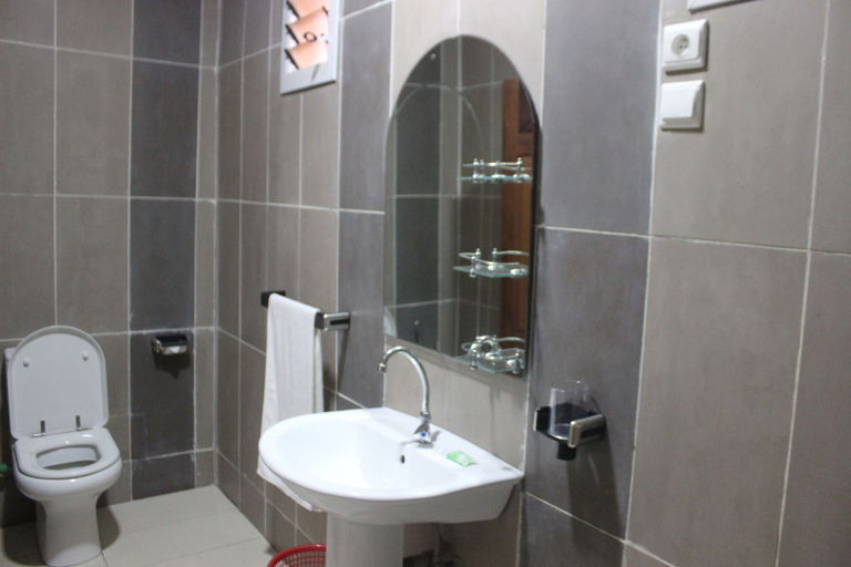 Bathroom 4, Laguna Beach, Menabe