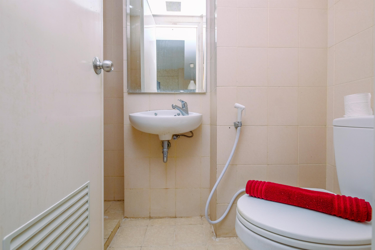 Bathroom 5, Elegant 2BR at Gading Greenhill Apartment By Travelio, North Jakarta