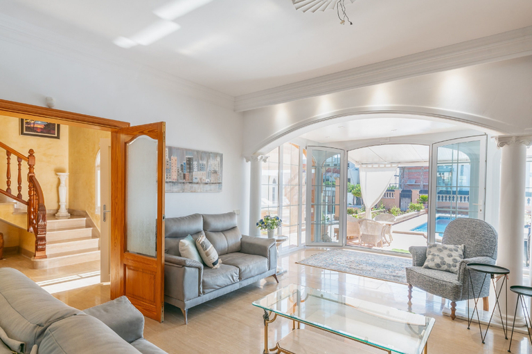 Others 5, Villa Bruno, Baleares
