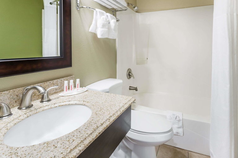 Bathroom 4, Super 8 by Wyndham Montrose, Montrose