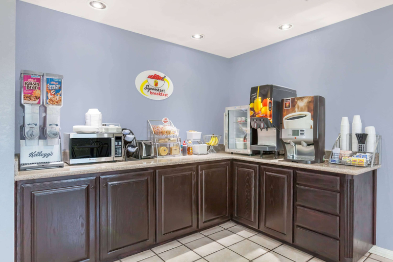 Food & Drinks, Super 8 by Wyndham Cleburne, Johnson
