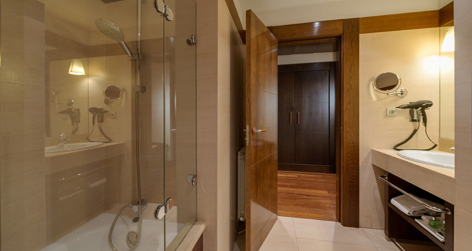 Bathroom 4, NH Collection Palacio de Burgos, Burgos