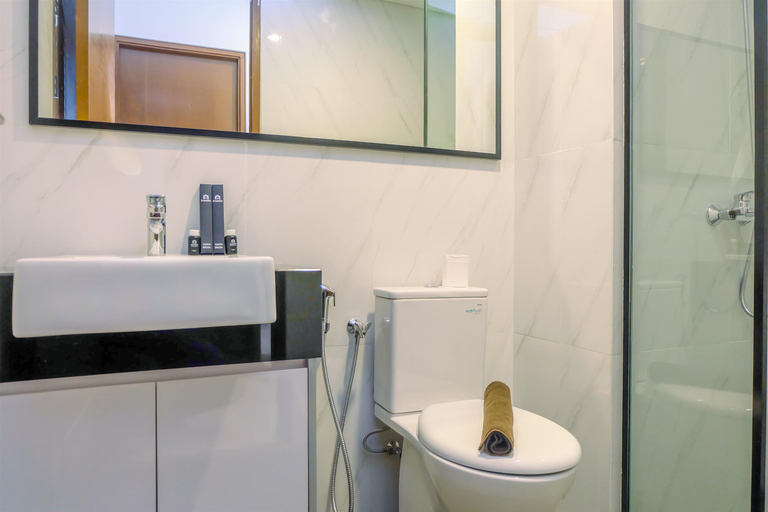 Bathroom 5, Comfort and Elegant 2BR at Ciputra World 2 Apartment By Travelio, Jakarta Selatan