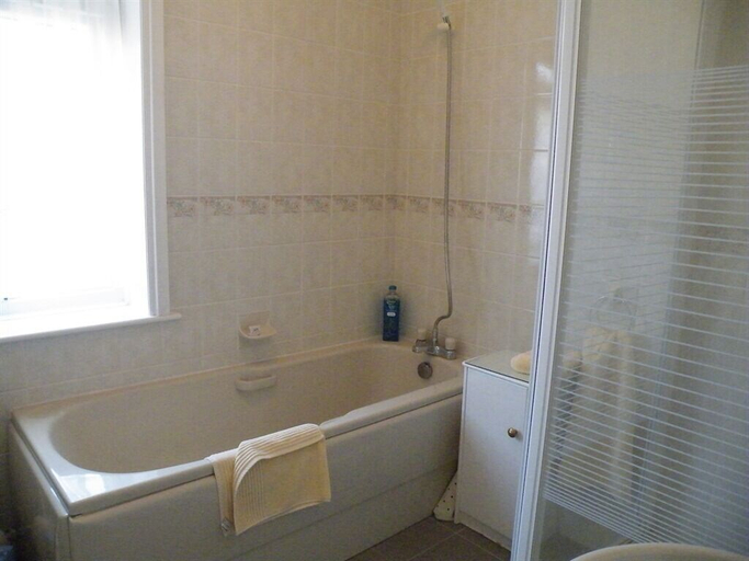 Bathroom 3, Broadlands Gate, Hampshire