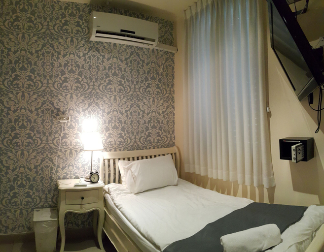 Bedroom 3, Central Hotel