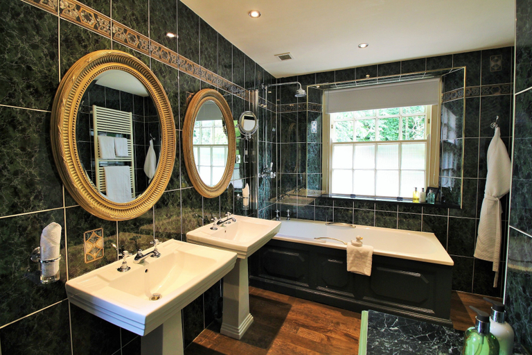 Bathroom 4, Swan Hotel, Gloucestershire