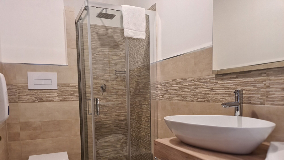 Bathroom 5, Hotel Alexander, Messina