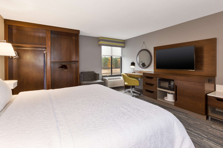 Bedroom 3, Hampton Inn Traverse City, Grand Traverse