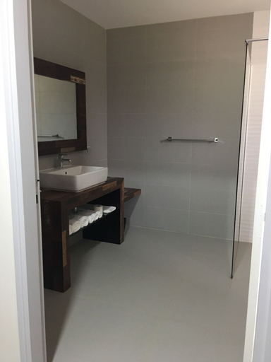 Bathroom 5, Hotel Karem Bay, Koumac
