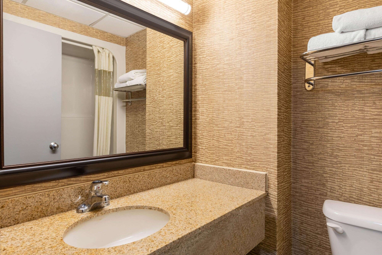 Bathroom 4, Howard Johnson by Wyndham Gillette, Campbell