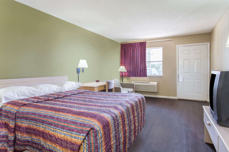 Bedroom 3, Super 8 by Wyndham Monticello, Jefferson
