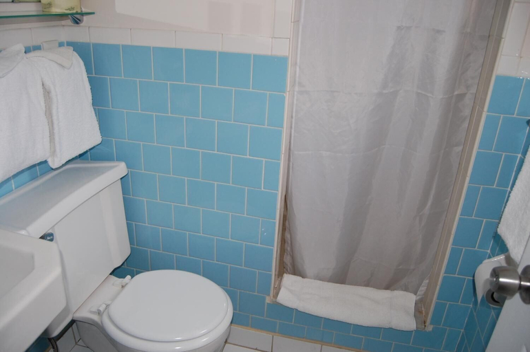 Bathroom 3, Sea Breeze Inn, Worcester