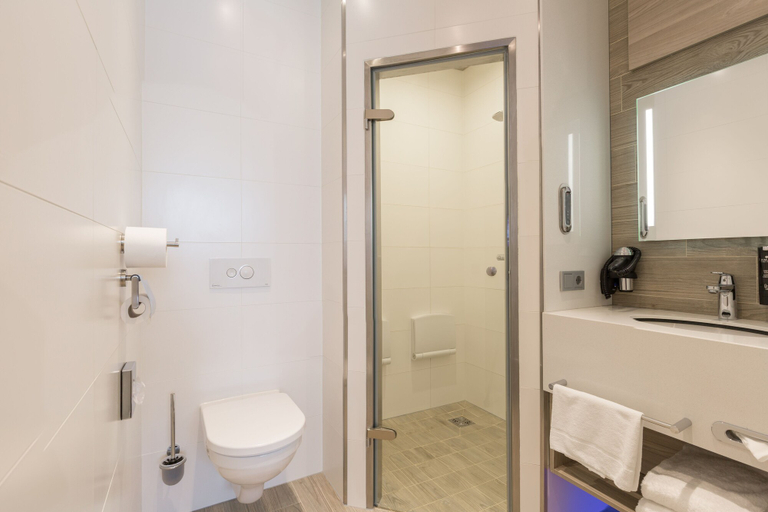 Bathroom 5, Ramada by Wyndham The Hague Scheveningen, The Hague