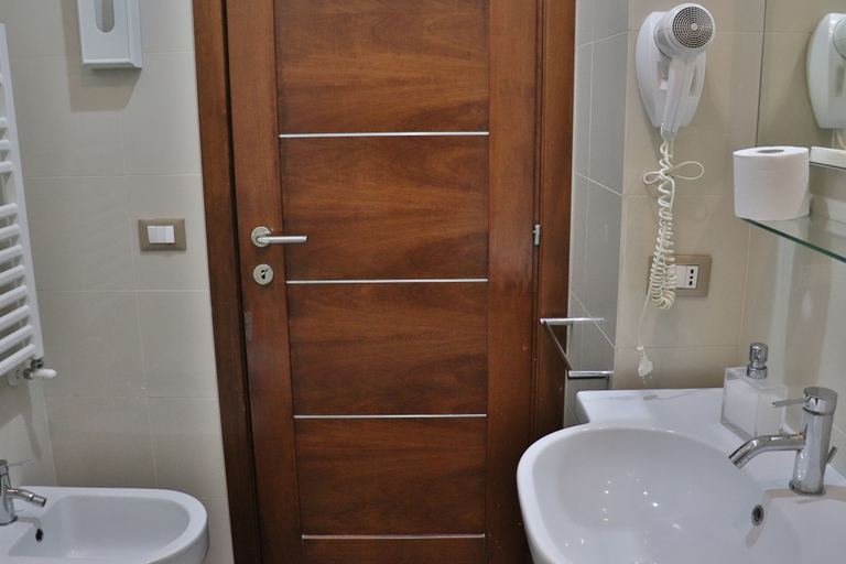 Bathroom 3, Gaudium Colosseo, Rome