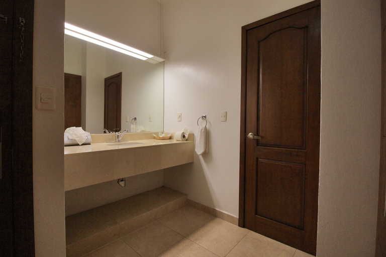 Bathroom, Caracol Plaza, Dist. Pochutla