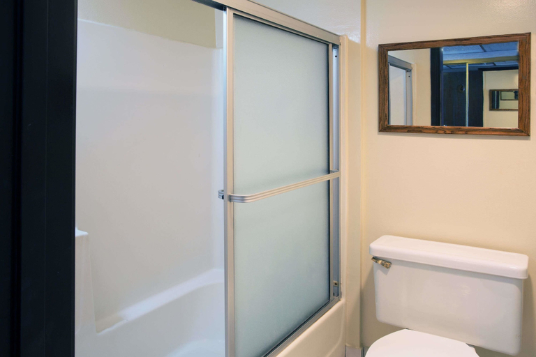 Bathroom 5, Travelodge by Wyndham Ocean Front, Orange