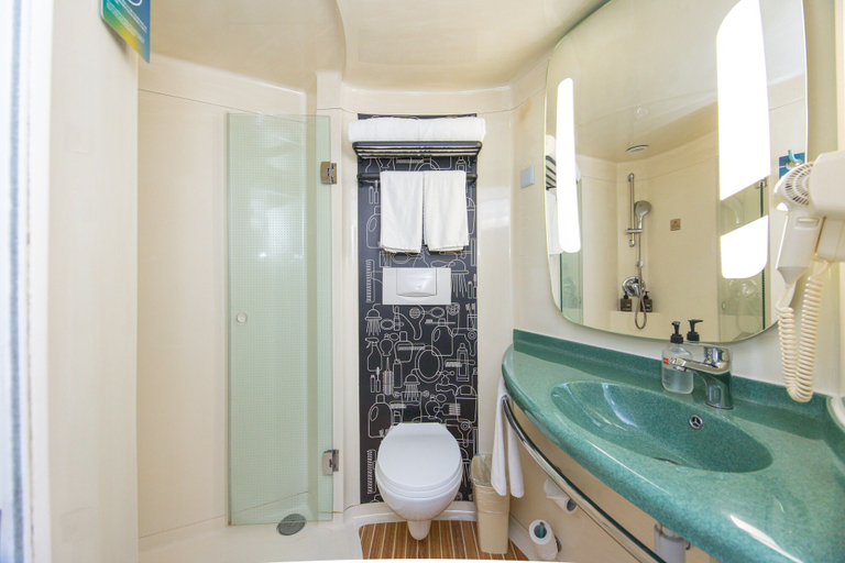 Bathroom 4, ibis Shanghai Lianyang, Shanghai