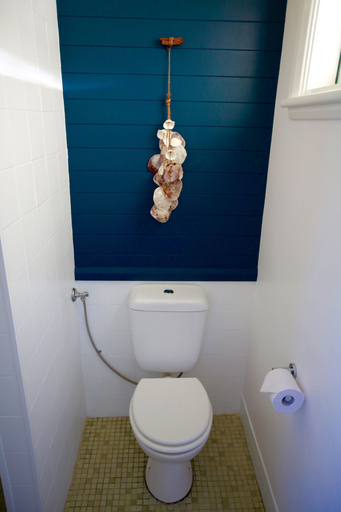 Bathroom 4, Tea Gardens Hotel, Great Lakes