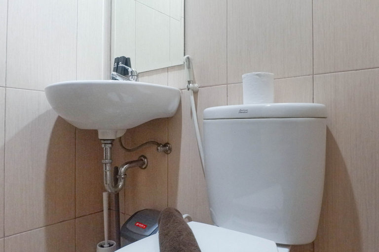 Bathroom 5, Dreamy Studio Apartment at Tamansari Papilio, Surabaya
