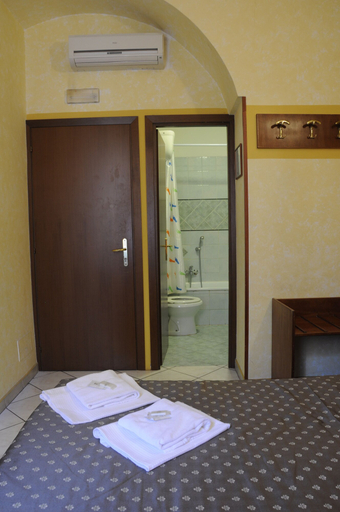 Bedroom 4, Hotel Farini, Rome