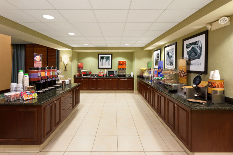 Food & Drinks 5, Hampton Inn & Suites Hartford-Manchester, Hartford