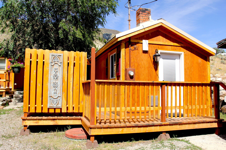 Exterior & Views 2, Yellowstone's Treasure Cabins, Park