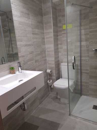Bathroom 3, Hotel El Cobertizo, Huesca